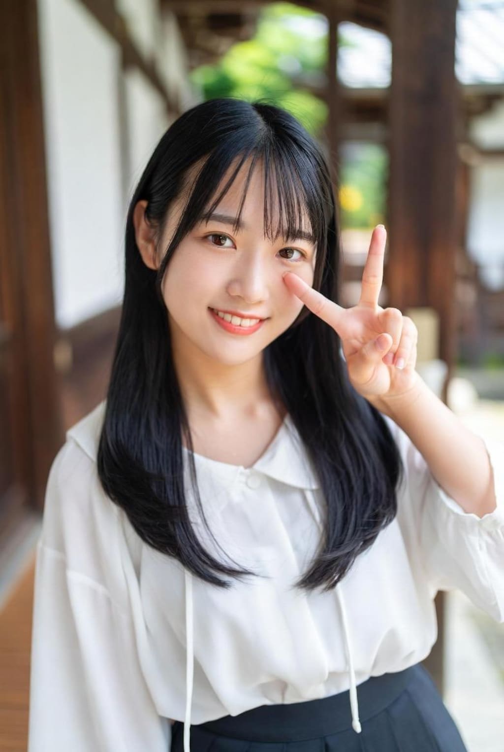 私服→全裸 笑顔ピース
