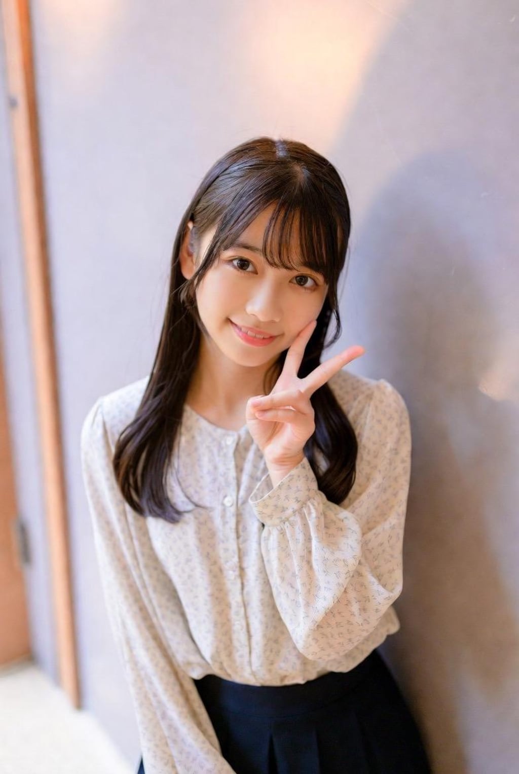 私服→全裸 笑顔ピース
