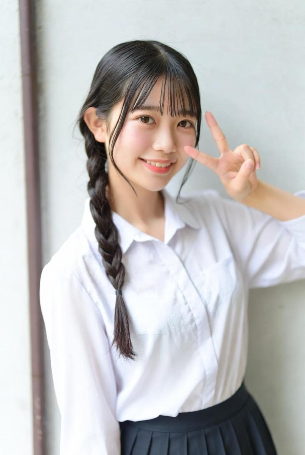 私服→全裸 笑顔ピース