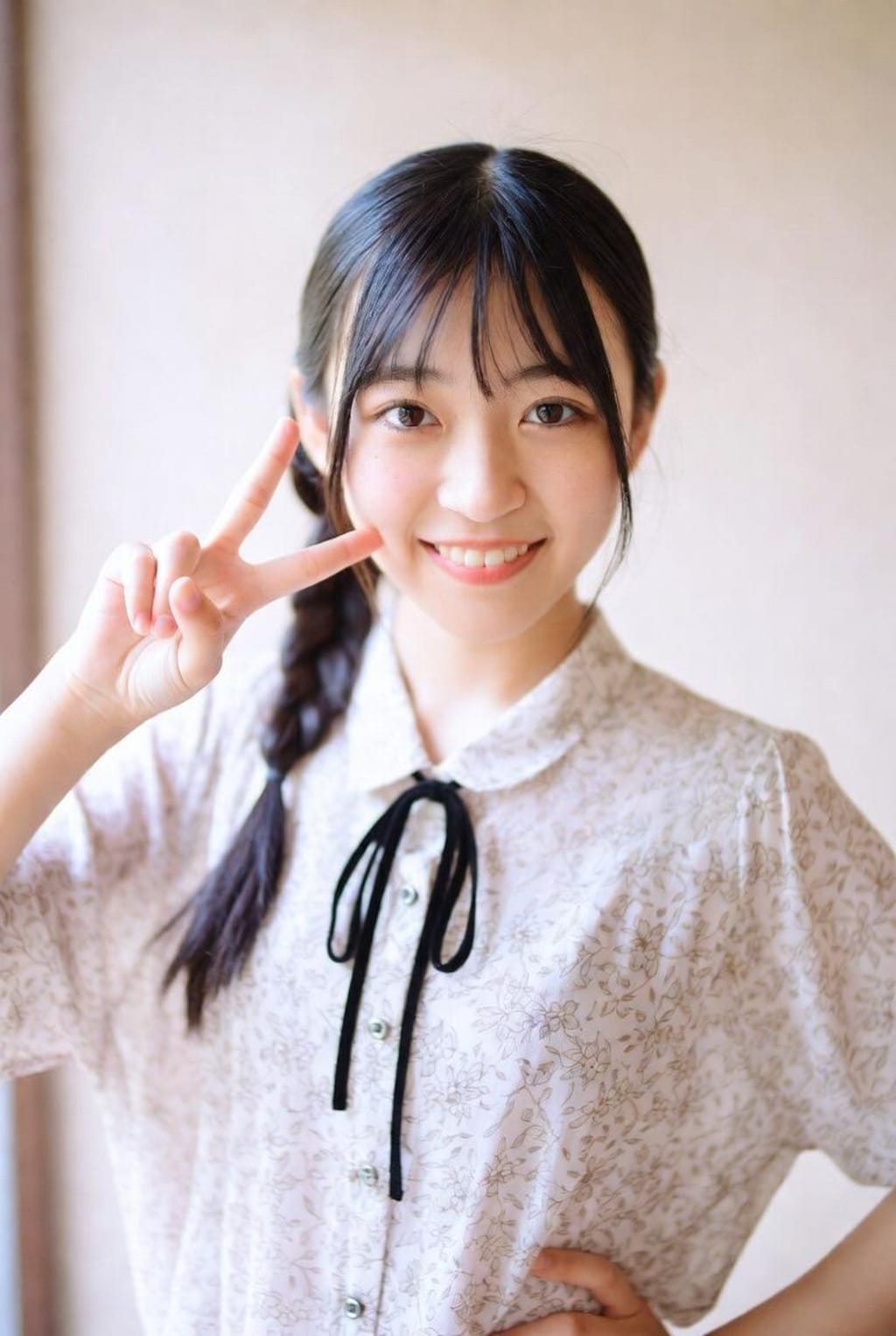 私服→全裸 笑顔ピース