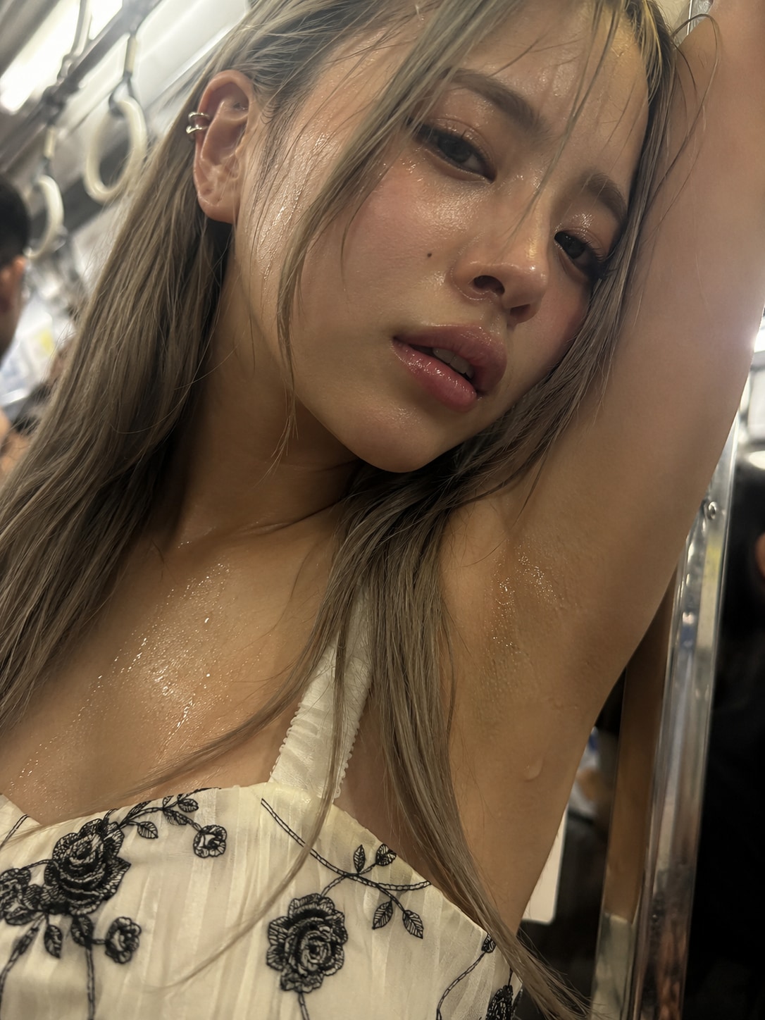 ギャルも汗だく脇汗