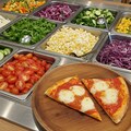 深夜食堂のピザ付きサラダバー 4枚目