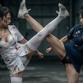 激闘！制服熟女の決闘　看護師 vs 婦人警察官 3枚目