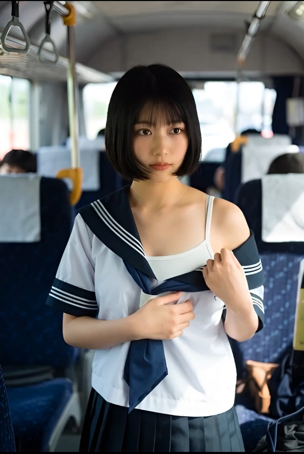バスで下着になる女子高生2