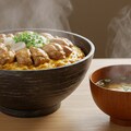 摩訶不思議食堂の親子丼と味噌汁のセット 2枚目