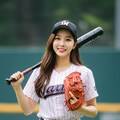 野球をする女の子 2枚目