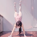 逆立ちバレエ少女 2枚目