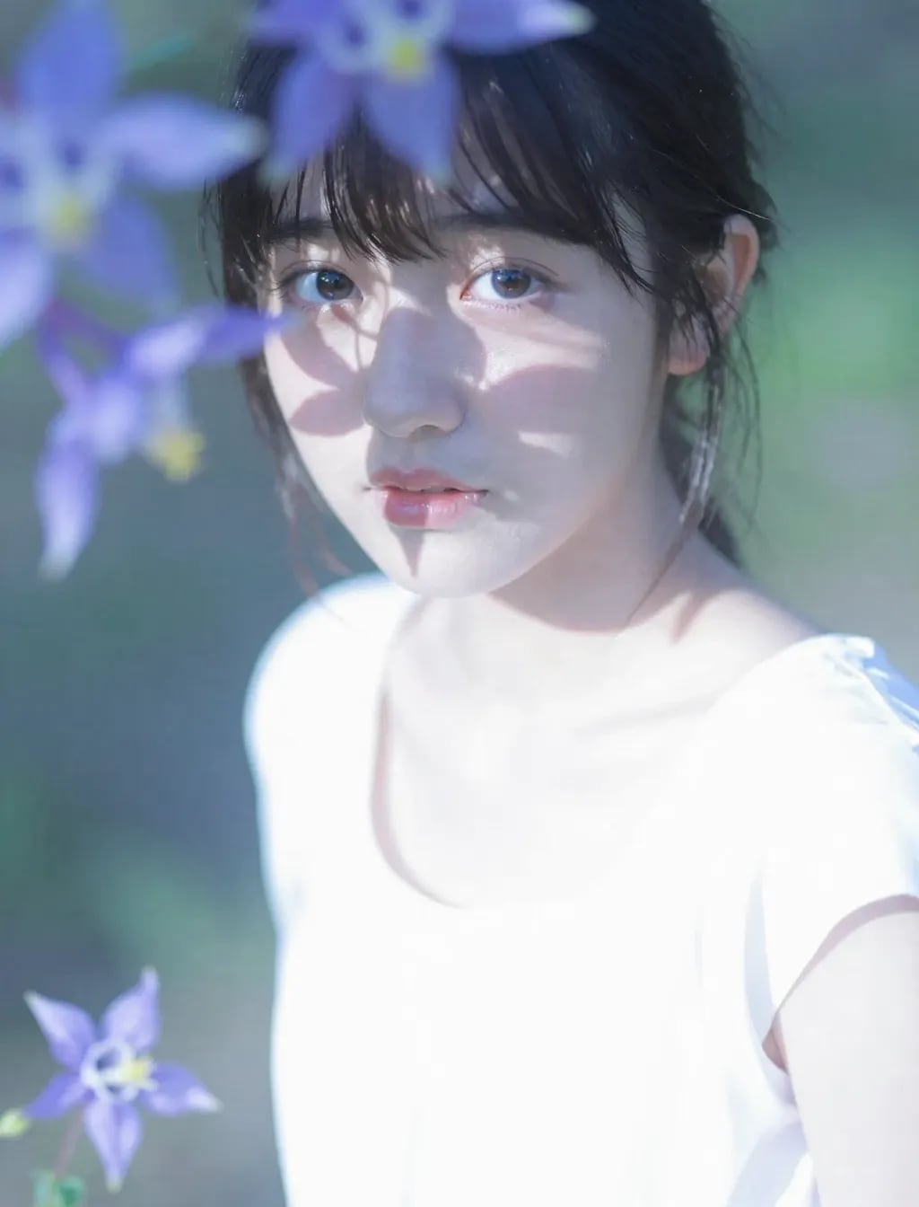 花と強烈な光と