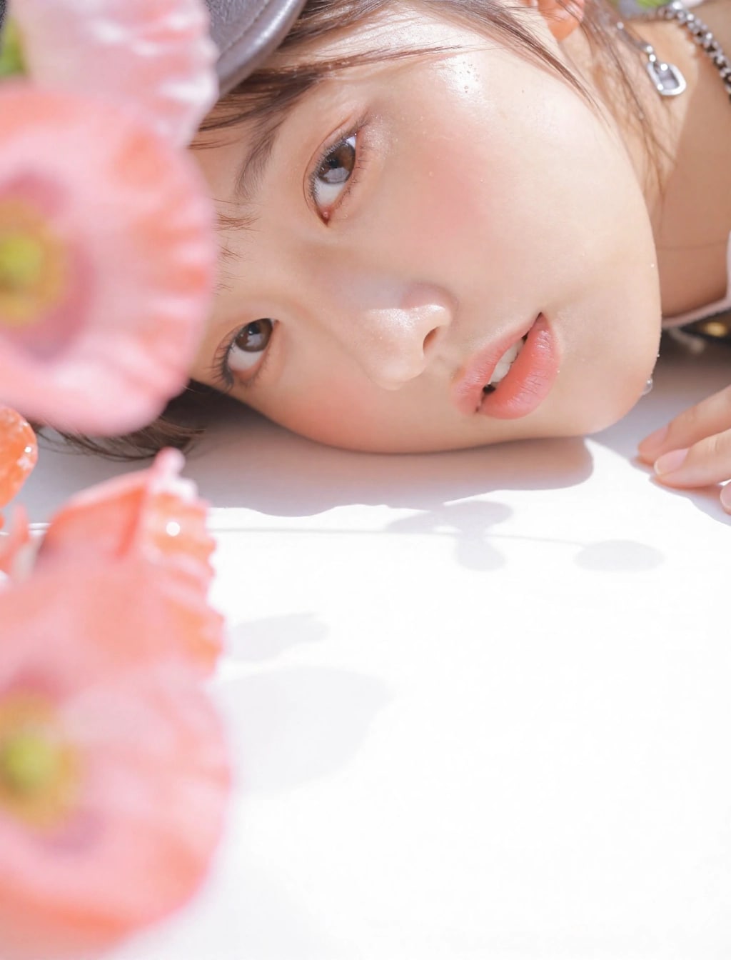 花と強烈な光と