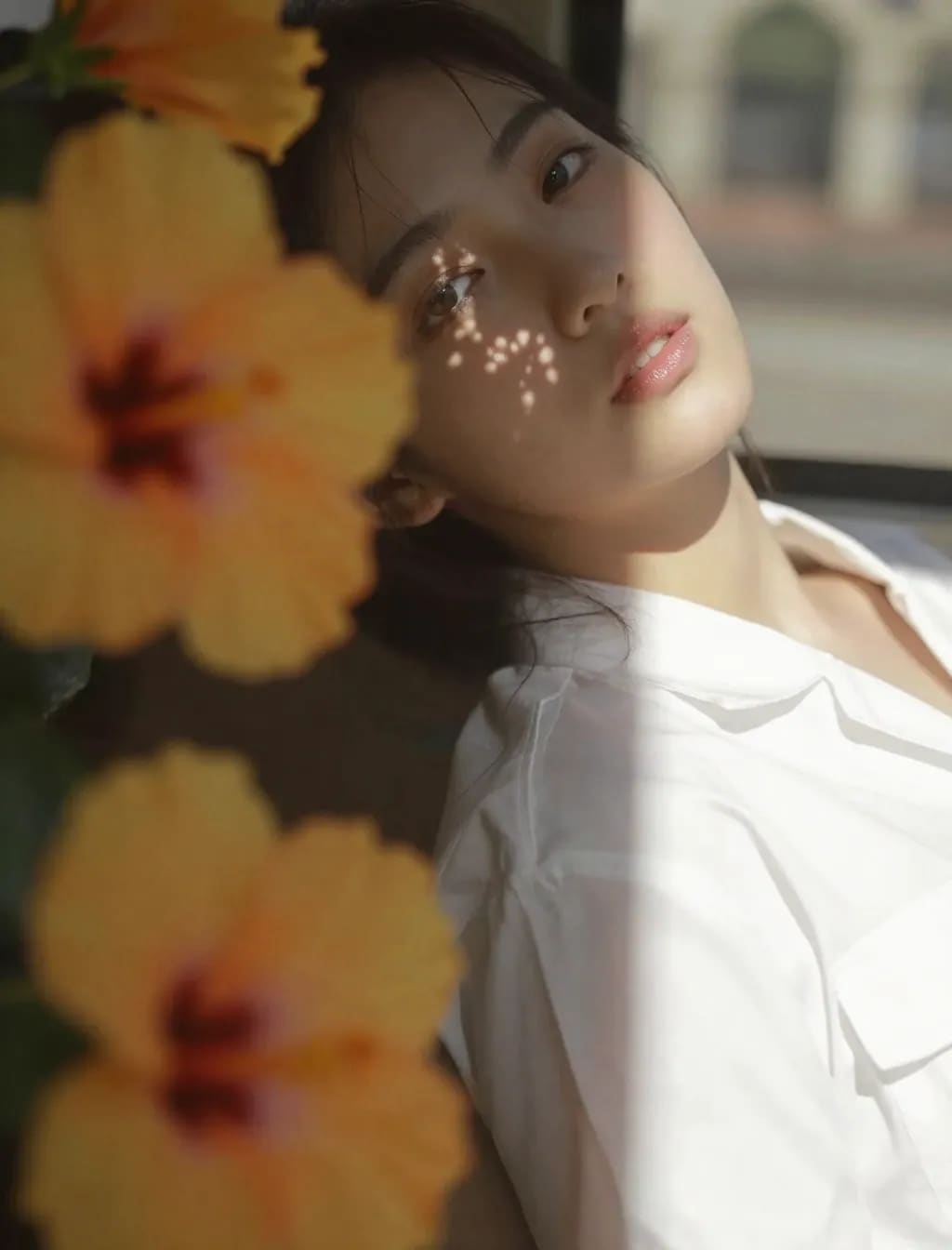 花と強烈な光と