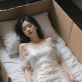 透明のフィルムで梱包されて汗だくな女の子 9枚目