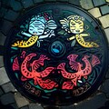 夏の風に舞うご当地マンホールに描かれた人魚と魚たちの海のアート 8枚目