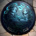 夏の風に舞うご当地マンホールに描かれた人魚と魚たちの海のアート 11枚目