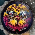 夏の風に舞うご当地マンホールに描かれた人魚と魚たちの海のアート 7枚目