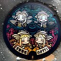 夏の風に舞うご当地マンホールに描かれた人魚と魚たちの海のアート 6枚目
