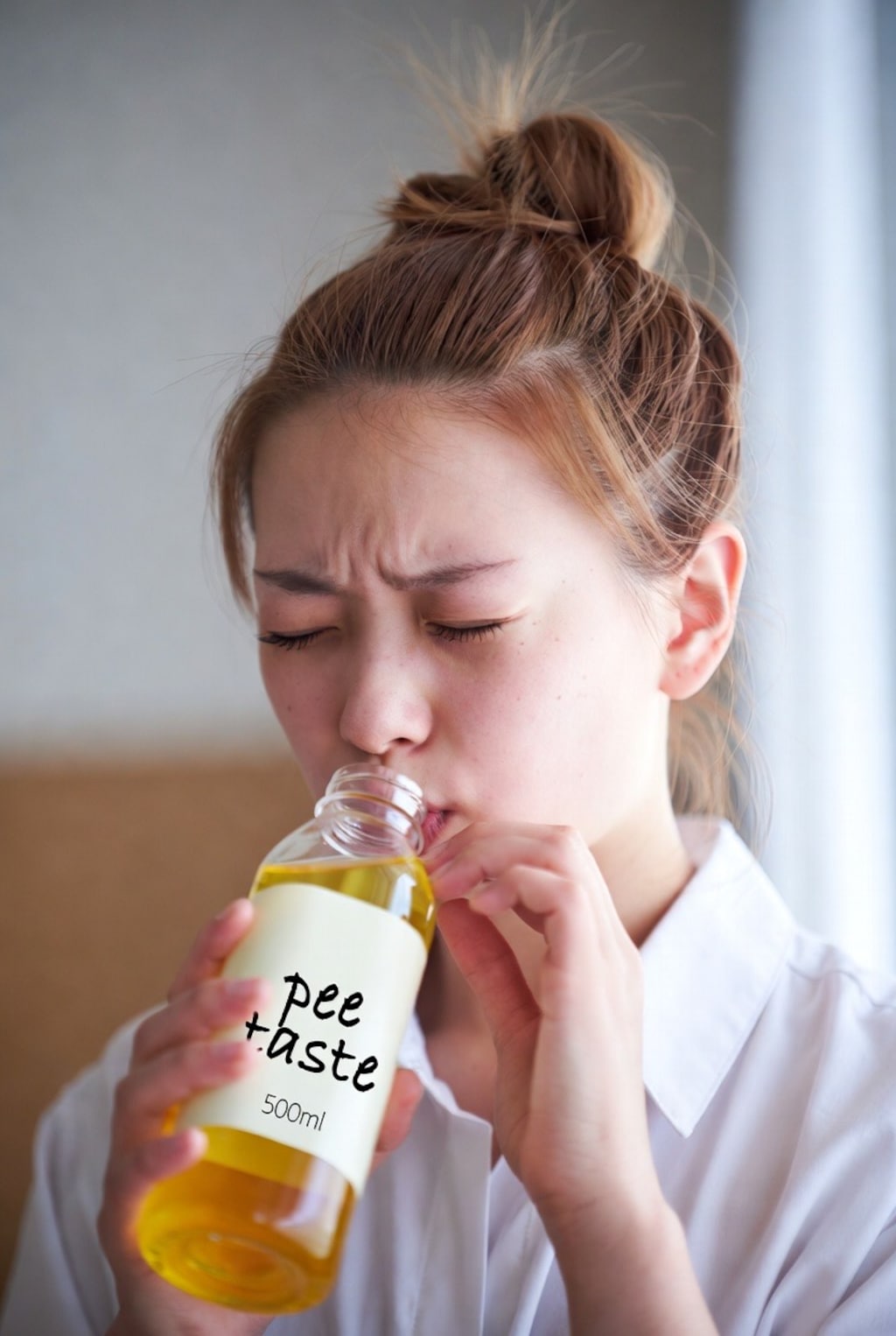 罰ゲームでおしっこジュースを飲むJK