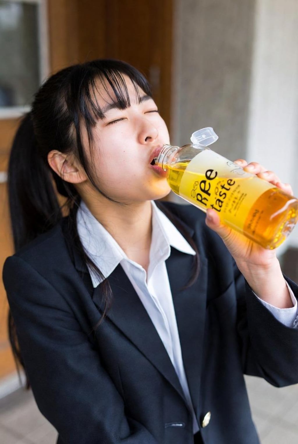 罰ゲームでおしっこジュースを飲むJK