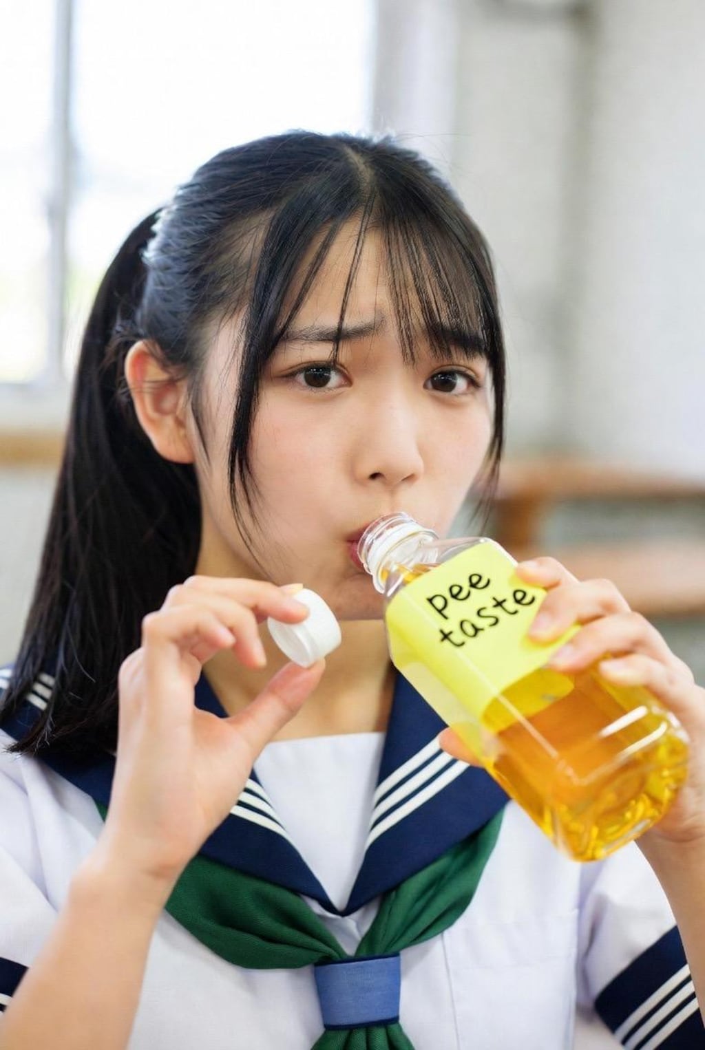 罰ゲームでおしっこジュースを飲むJK