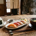 摩訶不思議食堂のおにぎりと寿司のセット味噌汁付き 2枚目