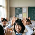 うさ耳ポーズの連鎖が止まらない…ッ！！クラス中を巻き込む“連続超cuteウサぴょん革命”の破壊力に、クラスの男子全員のリミットゲージが完全にぶっ壊れて理性が秒で蒸発した件！！💦✨ 3枚目