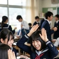 うさ耳ポーズの連鎖が止まらない…ッ！！クラス中を巻き込む“連続超cuteウサぴょん革命”の破壊力に、クラスの男子全員のリミットゲージが完全にぶっ壊れて理性が秒で蒸発した件！！💦✨ 4枚目