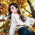 紅葉の下でローアングルから 3枚目