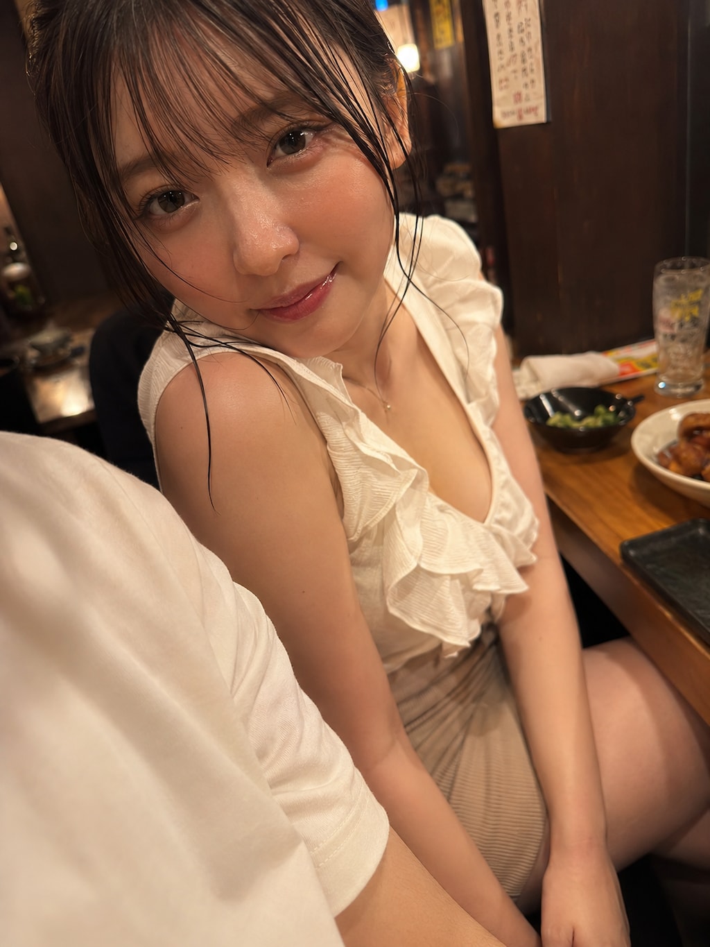 居酒屋の個室で密着