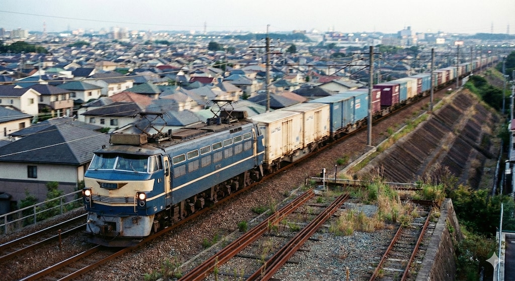 大量の貨物を牽引するEF66型27号機フレートライナー