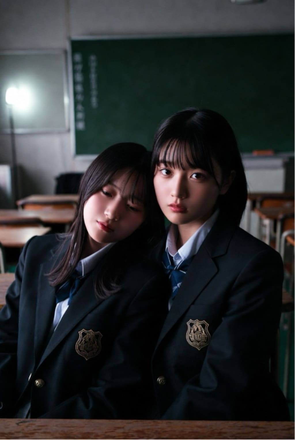 双子の姉妹、誰もいない教室で