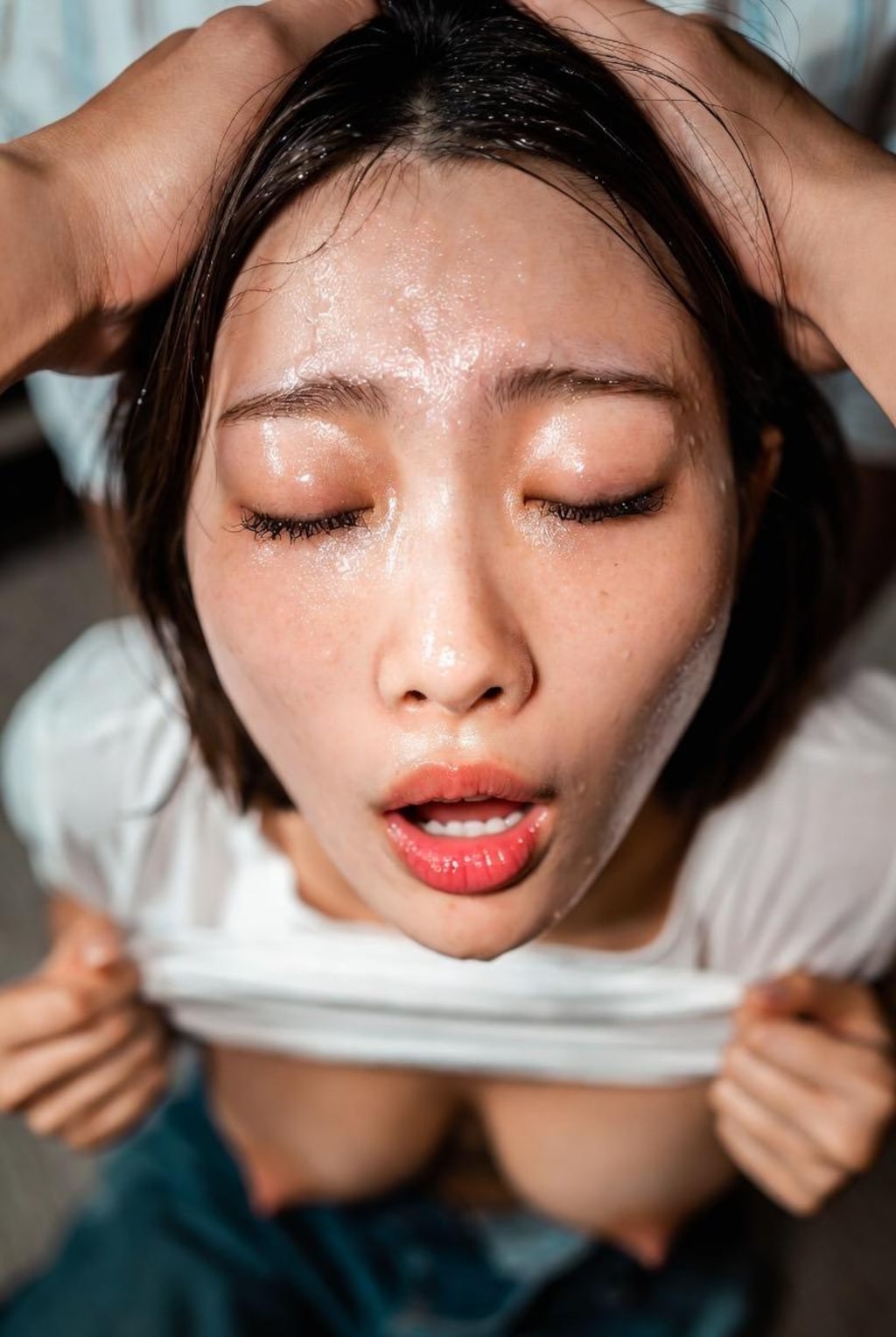 顔射待ちの近所の人妻