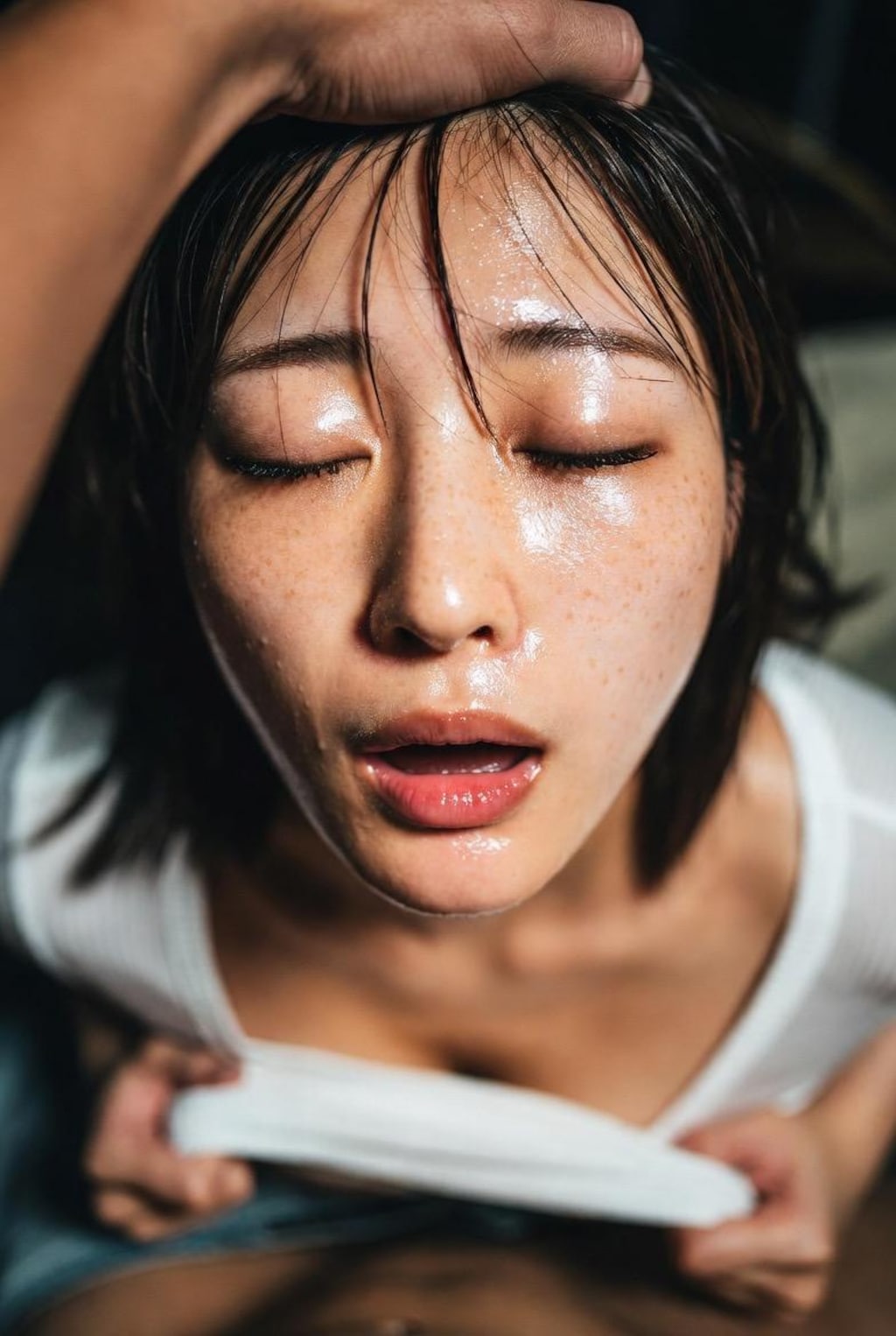 顔射待ちの近所の人妻