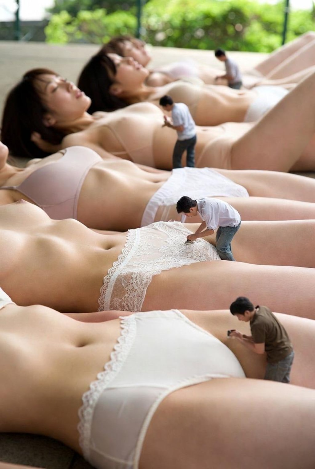 レースエッジのパンティの構造とレース柄のデザインを学ぶ小人たち【小人シリーズ】
