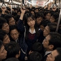 満員電車でぎゅうぎゅうになる女の子 4枚目