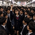 満員電車でぎゅうぎゅうになる女の子 3枚目