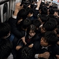 満員電車でぎゅうぎゅうになる女の子 6枚目