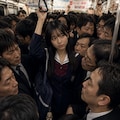 満員電車でぎゅうぎゅうになる女の子 2枚目