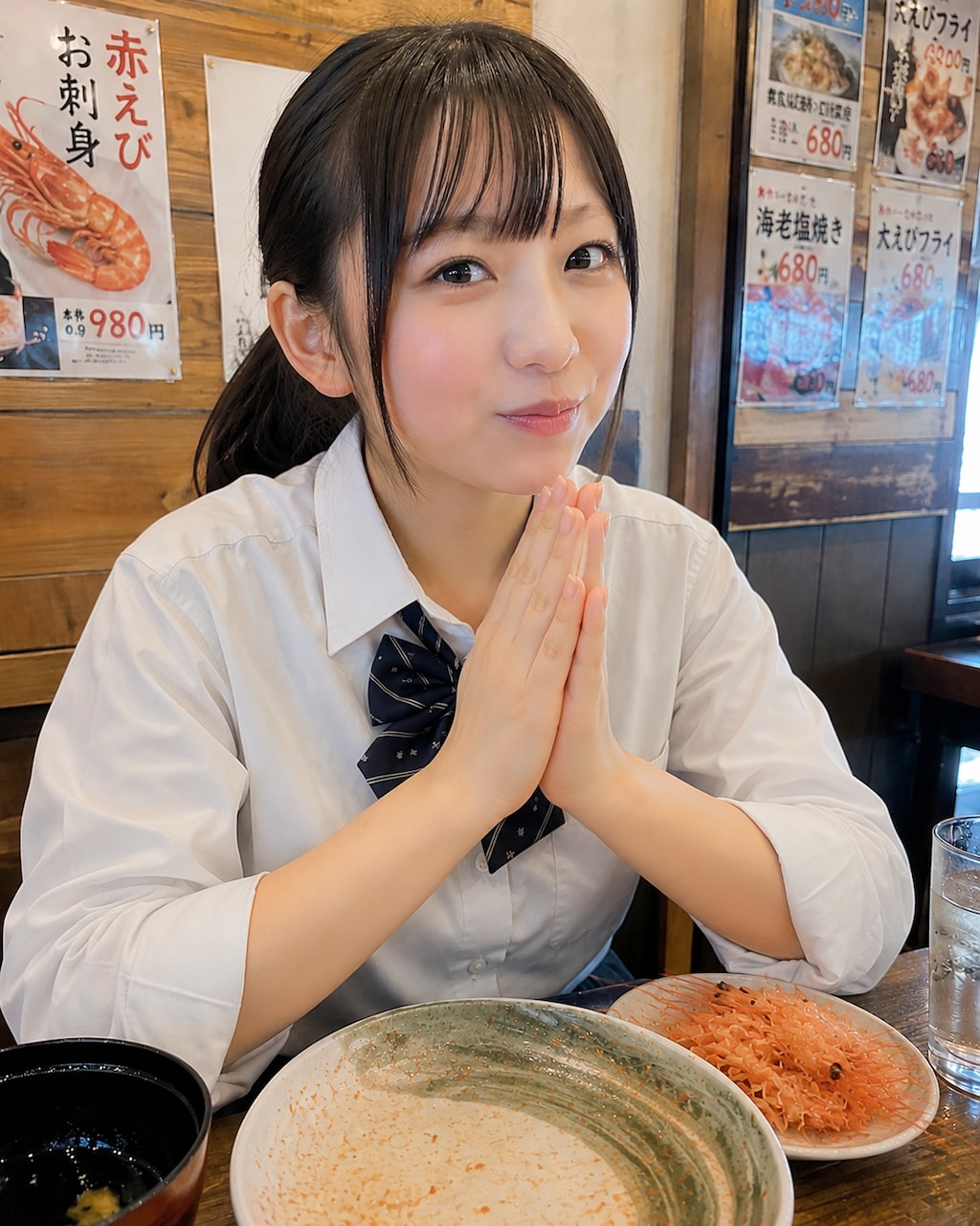 海老を食べる女の子