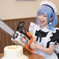 ケーキをチェーンソーで切ろうとしている可愛いメイドさん（横ver) 2枚目