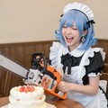 ケーキをチェーンソーで切ろうとしている可愛いメイドさん（横ver) 3枚目