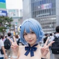 渋谷スクランブル交差点で撮影中の巨乳水色髪コスプレイヤー 2枚目