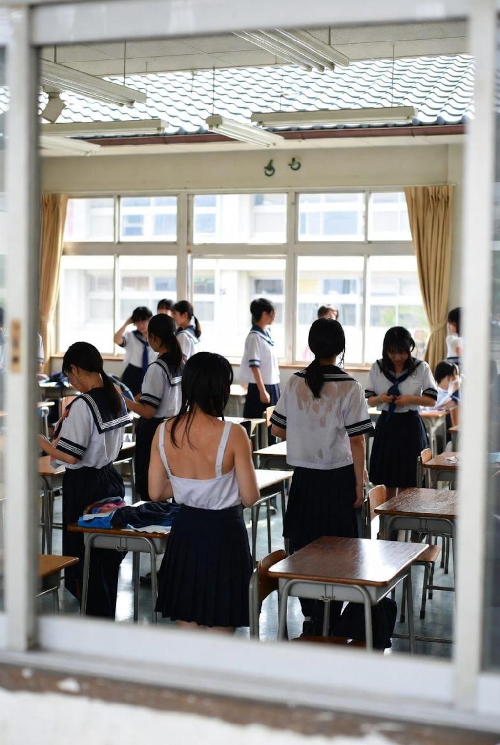 望遠レンズで教室を… (1)