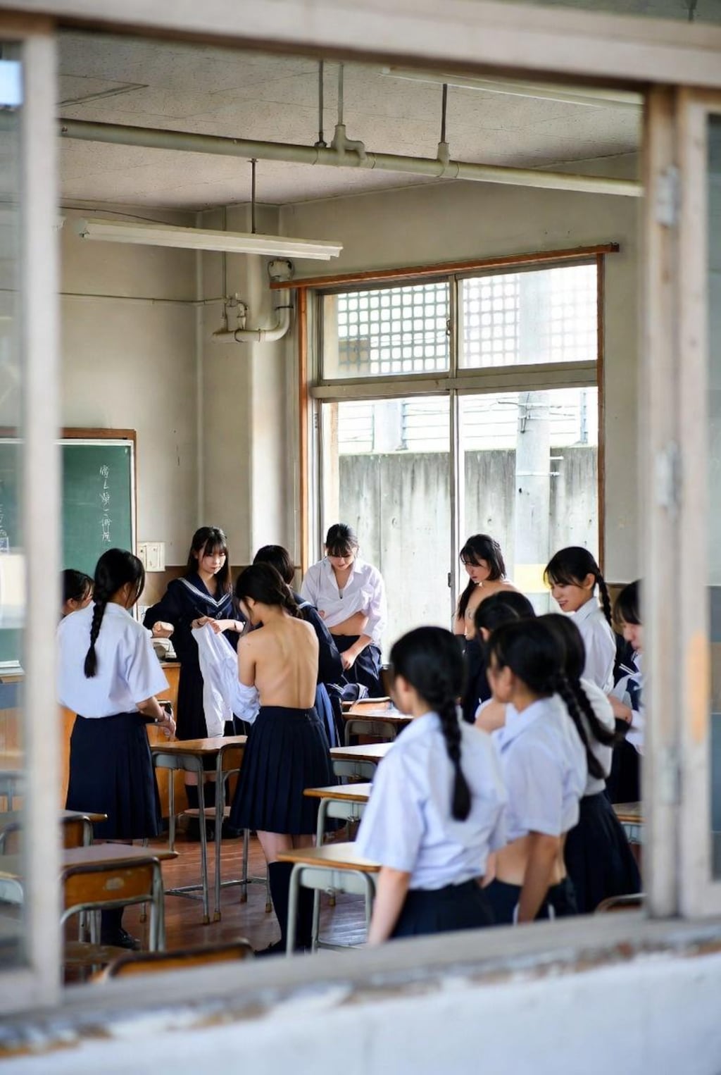 望遠レンズで教室を… (1)