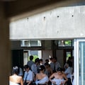 望遠レンズで教室を… (1) 2枚目