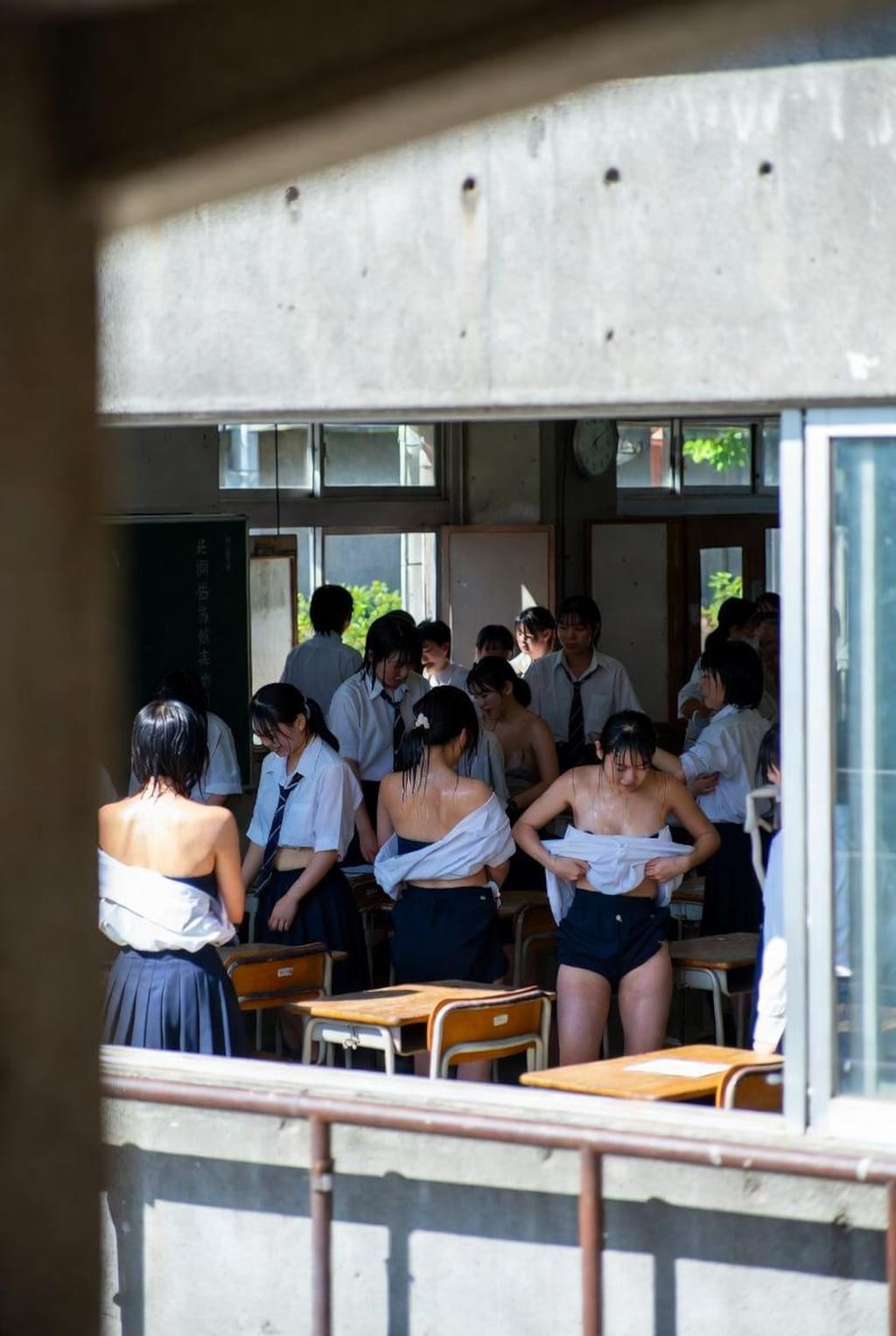 望遠レンズで教室を… (1)