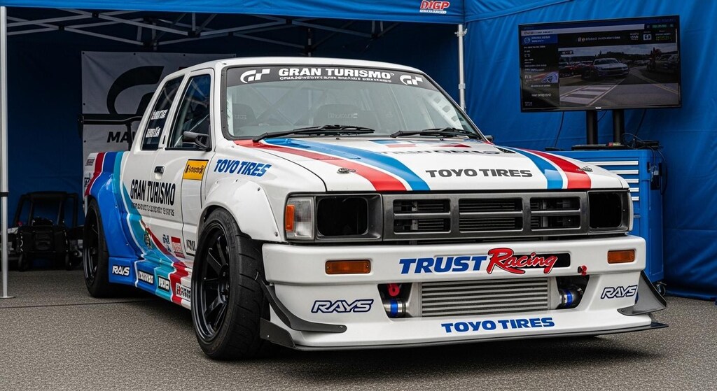 トーヨータイヤハイラックストラックのドリ車