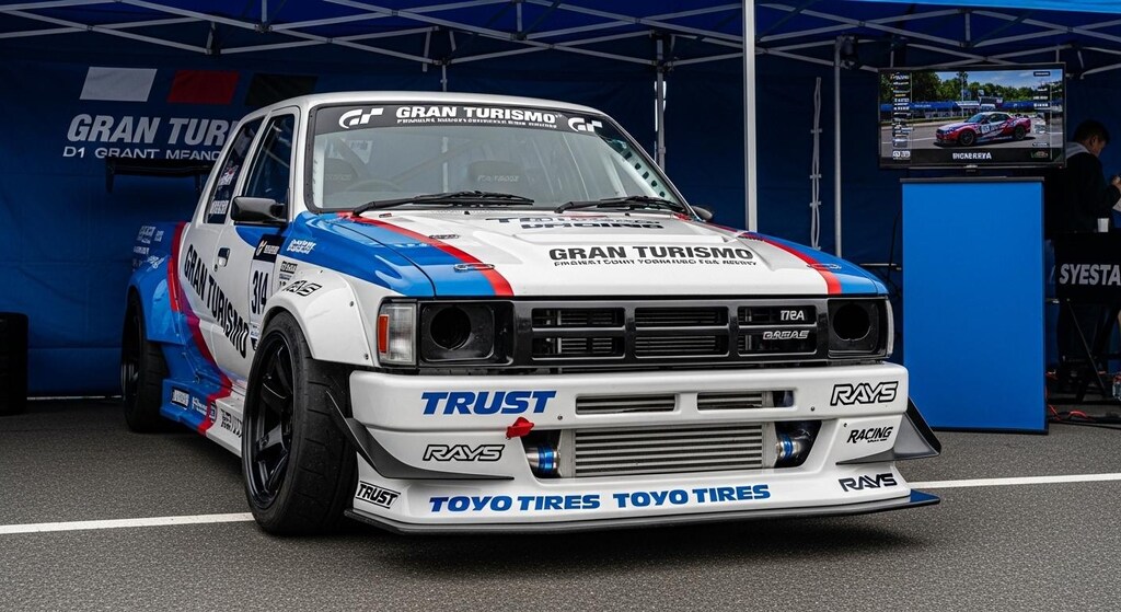 トーヨータイヤハイラックストラックのドリ車