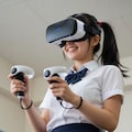 ゲームで遊ぶ女子高生 2枚目