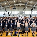 卒業式の伝統、「Bra-Toss/ブラ投げ」を行う卒業生たち 2枚目
