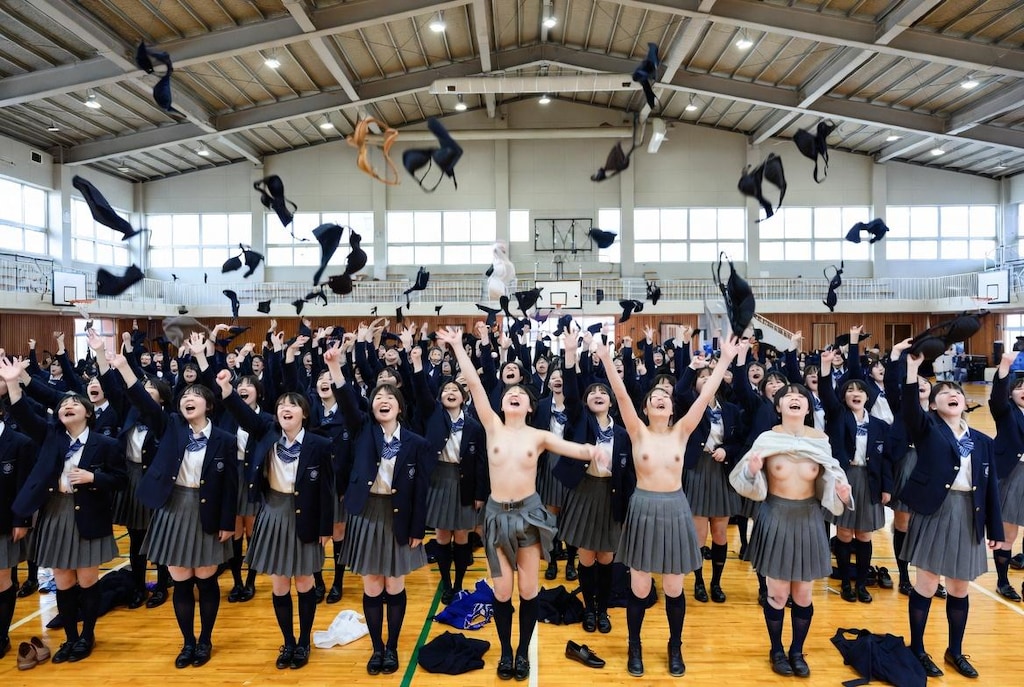 卒業式の伝統、「Bra-Toss/ブラ投げ」を行う卒業生たち