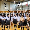 卒業式の伝統、「Bra-Toss/ブラ投げ」を行う卒業生たち 3枚目